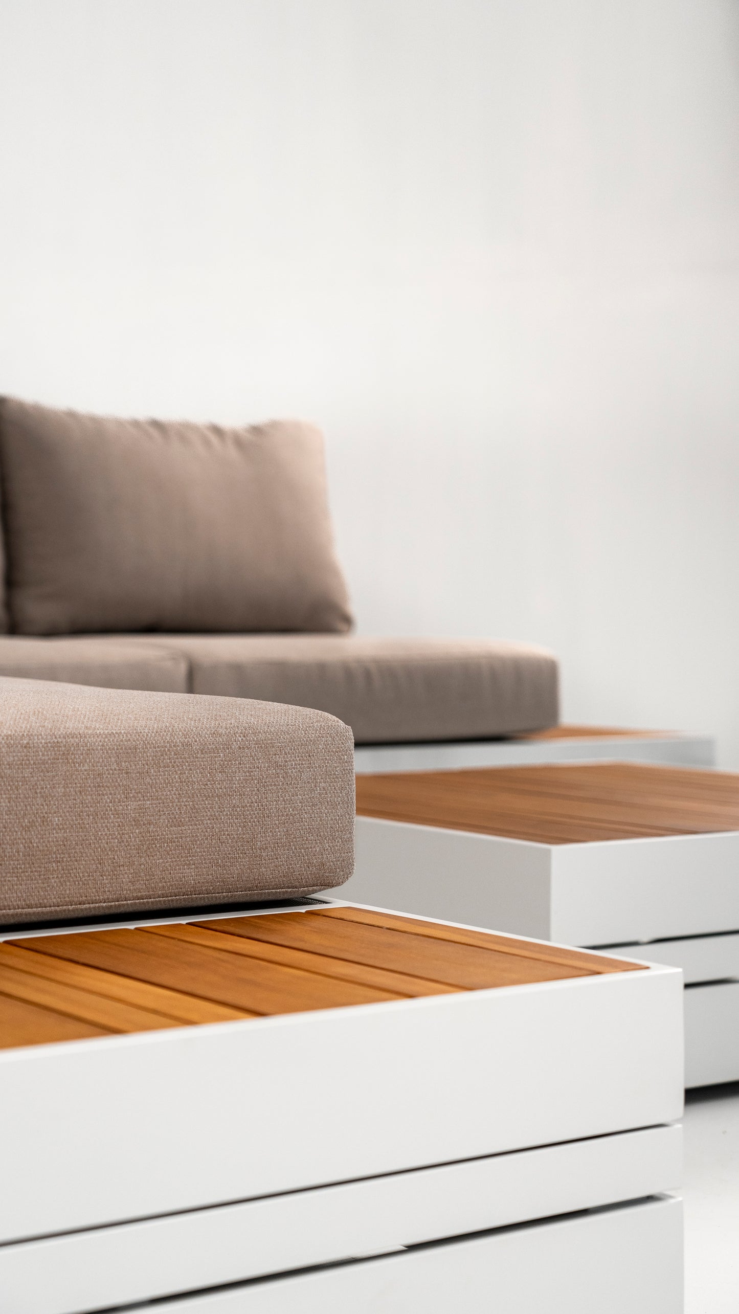 Showroommodel Formentera - Frost White - Aluminium - Teak(1 beschikbaar)